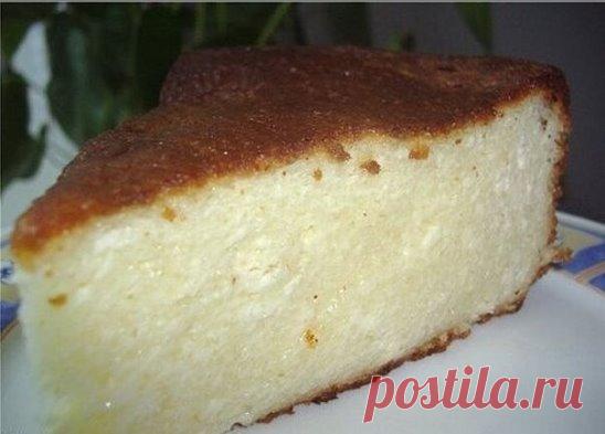 Самая простая и вкусная запеканка
Ингредиенты:
Яйца 3 штуки
Сгущенное молоко не вареное 1 банка
Творог свежий 500 грамм
Приготовление:
Взбиваем яйца и сгущенку. Протираем творог и добавляем к сгущенке с яйцами. Получаем однородную густую массу. Смазываем форму сливочным маслом и выкладываем в нее творожную смесь. Отправляем выпекаться примерно на 45 минут.
Яйца можно взбивать миксером, а если его нет – вилкой. Запеканка хорошо поднимется в любом случае, но потом осядет. Если 45 минут не хват