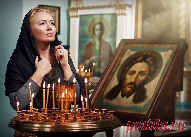 Продли, ГОСПОДЬ, мои ГОДА,
Но разума НЕ ОТНИМАЙ.
Пусть будет ТЕПЛЫМ кров всегда
И ХЛЕБ в ДОСТАТКЕ и ВОДА,
С ДЕТЬМИ не РАЗЛУЧАЙ.

И СОХРАНИ мне до КОНЦА
И ЗОРКОСТЬ глаз, И ЛОВКОСТЬ рук.
ПОКОЯ дай на склоне лет.
Избави от ДУШЕВНЫХ МУК.

ОТ СГЛАЗА, ЗАВИСТИ, ХУЛЫ.
ОТ ХВОРИ И ВОЙНЫ
ДЕТЕЙ И ВНУКОВ, И РОДНЫХ
О, ГОСПОДИ, ХРАНИ !

Не дай мне ПЕРЕЖИТЬ ДЕТЕЙ
И видеть их в НУЖДЕ.
Еще ПРОШУ за всех ЛЮДЕЙ –
Ты сделай их ДОБРЕЙ, СИЛЬНЕЙ,
Дай МУЖЕСТВА в беде.

Не дай ПОГИБНУТЬ. Сбереги:
П...