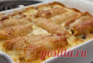 Рулеты из свинины с грибами.
Вам потребуется:
600 г свиного филе куском, без костей
400 г шампиньонов
2 больших луковицы
2 яйца, сваренных вкрутую
1 - 1,5 стакана тертого сыра моцарелла
1 стакан жирных сливок
соль по вкусу
молотый черный перец по вкусу
подсолнечное или оливковое масло
Приготовление:
1. Разогрейте 2-3 столовые ложки растительного масла в сковороде на среднем огне. Очистите лук и нарежьте его тонкими четвертинками колец. Обжарьте на сковороде до золотистого цвета (около 10 мин