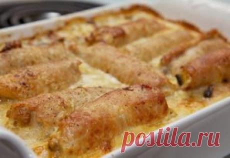 Рулеты из свинины с грибами.
Вам потребуется:
600 г свиного филе куском, без костей
400 г шампиньонов
2 больших луковицы
2 яйца, сваренных вкрутую
1 - 1,5 стакана тертого сыра моцарелла
1 стакан жирных сливок
соль по вкусу
молотый черный перец по вкусу
подсолнечное или оливковое масло
Приготовление:
1. Разогрейте 2-3 столовые ложки растительного масла в сковороде на среднем огне. Очистите лук и нарежьте его тонкими четвертинками колец. Обжарьте на сковороде до золотистого цвета (около 10 мин