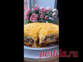 Салат с печенью и сыром (морковь обогащает салат бета-каротином и другими витаминами и минералами) Салат с печенью и сыромКуриная печень является источником белка, железа, витаминов группы В и других питательных веществ, которые необходимы для поддержания здоровья организма.Присутствие моркови обогащает салат бета-каротином и другими витаминами и минералами, такими как витамин С и...