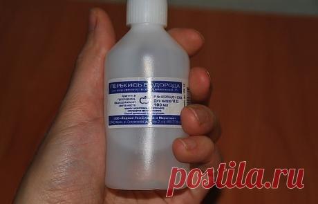 30 сногсшибательных способов использования перекиси водорода, о которых вы должны знать! 

1. Уничтожение вирусов: 3 капли перекиси в каждое ухо — и простуды как не бывало! Также помогает избавиться от ушной серы. 
2. Выведение пестицидов: добавьте 60 мл перекиси на 700 мл воды при мытье овощей и фруктов, чтобы удалить с них следы пестицидов. 
3. Уничтожение микробов: добавьте 0,5 л перекиси на 3,5 л воды и распыляйте в воздухе, чтобы убить воздушные бактерии. 
4. Отбелива...