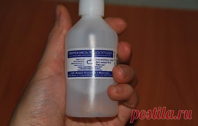 30 сногсшибательных способов использования перекиси водорода, о которых вы должны знать! 

1. Уничтожение вирусов: 3 капли перекиси в каждое ухо — и простуды как не бывало! Также помогает избавиться от ушной серы. 
2. Выведение пестицидов: добавьте 60 мл перекиси на 700 мл воды при мытье овощей и фруктов, чтобы удалить с них следы пестицидов. 
3. Уничтожение микробов: добавьте 0,5 л перекиси на 3,5 л воды и распыляйте в воздухе, чтобы убить воздушные бактерии. 
4. Отбелива...
