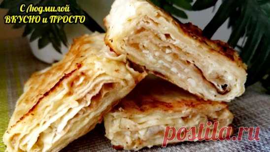 Эти рулетики получаются хрустящие снаружи и нежные, с творожно - фруктовым вкусом внутри․ Для меня это один из немногих способов накормить детей домашним повидлом или вареньем․ Делаются эти рулетики действительно за 10 минут, так что я частенько жарю их на завтрак своим мальчишкам․
Итак начнём․
Смешиваем в чаше творог, яйца и сахар до однородного состояния․
Распределяем эту начинку тонким слоем https://zen.yandex.ru/media/plehanova68eda/delaiu-etu-poleznuiu-sladkuiu-vkusniatinu-iz-lavasha-detiam