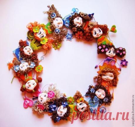 Очень милые куклы-брошки.