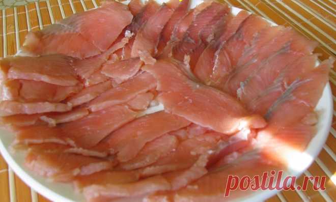 Соленая красная рыба быстрое приготовлени - отличная закуска Для самого простого и вкусного рецепта соленой красной рыбы, сухим способом, нам понадобится: Красная рыба тушка 1- 1.5 кг Соль 2-3 ст л Сахар 1 ст л