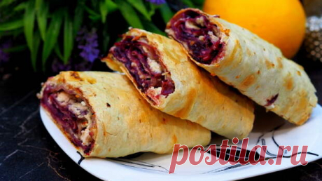 Рулет из лаваша с творогом и вареньем - Вкус жизни - медиаплатформа МирТесен Ингредиенты лаваш - 4 шт. творог - 400 гр. сметана - 3-4 ст.л. перетёртые ягоды (варенье, джем) сахар Пошаговый рецепт приготовления В творог добавить сметану. Перемешать. На лаваш выложить творог. Распределить по всей поверхности. Сверху второй лист лаваша. Его смазываем ягодами ( джемом,