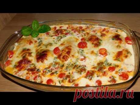 Сочная куриная грудка в сливочном соусе с помидорами и моцарелой.
