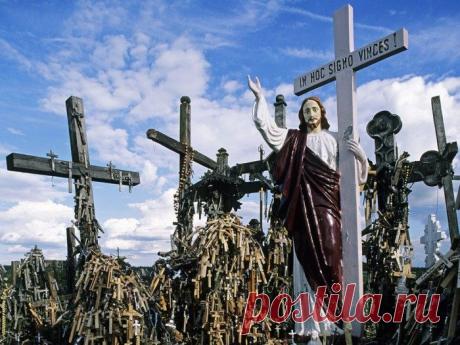 Гора крестов (Литва). Это уникальное место находится примерно в 12 км севернее литовского города Шяуляй. Здесь можно увидеть множество крестов, распятий, гигантские статуи Девы Марии. Всё это принесли сюда католические паломники. Считается, что здесь находится не менее 250 тысяч крестов.