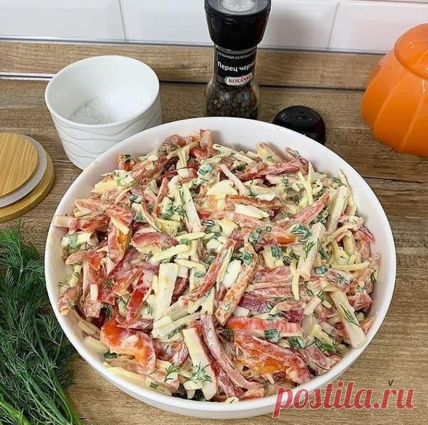 ВКУСНЫЙ САЛАТ С КРАБОВЫМИ ПАЛОЧКАМИСОХРАНЯЙ
⠀
Ставь лайк ,если понравился рецепт
⠀
Ингредиенты:
 200 гр крабовых палочек
 3 средних помидора
 2 болгарских перца красных
 3яйца
 70 гр твёрдого сыра
 1-2 зубчик чеснока
 укроп и зелёный лук
 натуральный йогурт
 соль по вкусу
⠀
Приготовление:
Крабовые палочки, яйца, помидоры и перец нарезать соломкой.
Сыр натереть на тёрке, нарезать мелко лук и укроп.
Выдавить чеснок и смешать его с йогуртом, соединить все ингреди...