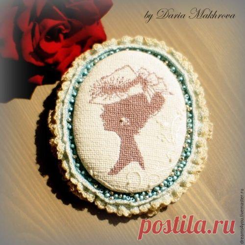 Текстильная брошь-камея в технике микровышивки