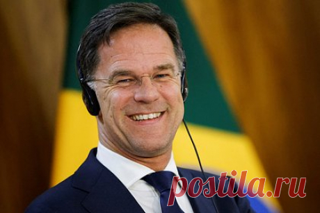 Премьер-министр Нидерландов заявил о желании подать в отставку. Премьер-министр Нидерландов Марк Рютте объявил, что подает королю прошение об отставке своего правительства. Политик объявил об отставке после того, как правительственная коалиция не смогла после долгих консультаций договориться о мерах по ограничению притока просителей убежища.