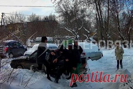 Россиянка «похитила» мужа ради избавления его от опасной зависимости. В Челябинске женщина подстроила похищение мужа, страдающего от наркотической зависимости. Внимание к этому привлекло ранее опубликованное видео, на котором трое неизвестных силой заталкивают шедшего по улице мужчину в автомобиль. Позже выяснилось, что так горожанка хотела доставить мужа в рехаб.