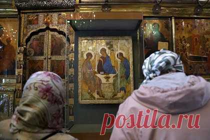 В РПЦ назвали дату начала экспонирования «Троицы» в Храме Христа Спасителя. Доступ к иконе «Троица» Андрея Рублева в Храме Христа Спасителя в Москве откроют после литургии 4 июня. Дату начала экспонирования назвали в Синодальном отделе Московского патриархата по взаимоотношениям церкви с обществом и СМИ, передает ТАСС. 4 июня Патриарх Кирилл проведет богослужение.
