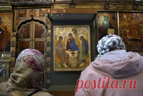 В РПЦ назвали дату начала экспонирования «Троицы» в Храме Христа Спасителя. Доступ к иконе «Троица» Андрея Рублева в Храме Христа Спасителя в Москве откроют после литургии 4 июня. Дату начала экспонирования назвали в Синодальном отделе Московского патриархата по взаимоотношениям церкви с обществом и СМИ, передает ТАСС. 4 июня Патриарх Кирилл проведет богослужение.