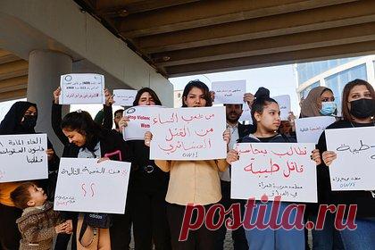 В Ираке вспыхнули протесты из-за убитой отцом 22-летней блогерши. Жители Ирака в воскресенье, 5 февраля, провели акцию протеста против гендерного насилия, осудив смерть 22-летней блогерши, погибшей от рук собственного отца. Как уточняет со ссылкой на представителя министерства внутренних дел Ирака Саад Маана Washington Post, Тиба аль-Али была убита родственником 31 января.