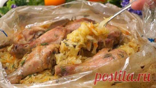 Капуста с курицей в рукаве для запекания в духовке
Очень простой рецепт приготовления кусочков курицы с капустой в рукаве для запекания в духовке. Капуста пропитывается мясными сока и получается наивкуснейшей, а курочка - очень сочной. Отличное блюдо для тех, у кого нет возможности проводить много времени у плиты!
Понадобится:
- Капуста – 1 кг.
- Курица – 600гр.
- Морковь – 1 шт.
- Луковица – 1 шт.
- Растительное масло – 4 ст.л.
- Перец черный – по вкусу
- Приправа для