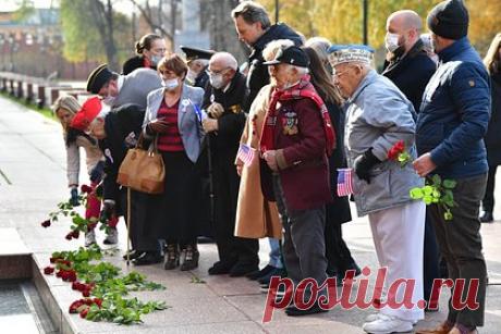 России отказали в возложении венков к обелиску памяти солдат СССР и США. Посол России в Вашингтоне Анатолий Антонов в эфире Первого канала рассказал, что в этом году, как и в прошлом, российскому дипведомству отказали в разрешении возложить венки и цветы к обелиску памяти советских и американских солдат в США. Об этом дипломат заявил в ходе ток-шоу «Большая игра».