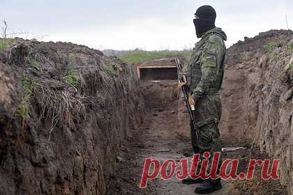Власти российского города решили выселить семью участвующего в СВО офицера. Администрация Екатеринбурга подала иск к участвующему в специальной военной операции офицеру Вооруженных сил России о выселении. Сторона истца утверждает, что военнослужащий получил служебное жилье по ошибке, и требует изъять имущество из незаконного владения. В квартире, помимо офицера, проживают его жена и ребенок.