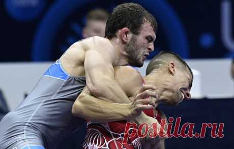Россиянин Ауэс Гонибов стал бронзовым призером чемпионата мира по греко-римской борьбе. Гонибов принес российским спортсменам первую медаль на чемпионате мира в греко-римской борьбе