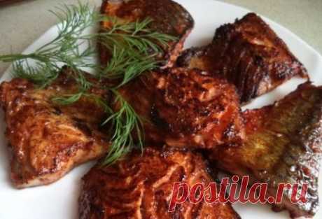 Жарим вкусную скумбрию 
Ингредиенты:

скумбрия – 1 шт;
репчатый лук – 1 шт;
морковь – 1 шт;
соль;
приправа для рыбы;
растительное масло;
мука – 100 гр;
томатная паста – 1 чайн.л.;
вода – ½ стакана.

Время: 40 минут.
Калорий…