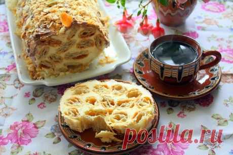 Торт "Слоеное полено"

Оригинальная вариация на тему классического торта "Наполеон".

Ингредиенты:
-500 гр бездрожжевого слоеного теста,
-350 гр сливочного масла,
-250 гр сгущенного молока,
-1-2 ст. ложки коньяка.

Приготовление:

1. Тесто нарезать на полоски шириной 1~2 см. Положить полоски на противень на небольшом расстоянии друг от друга. Запекать до яркого зарумянивания при t 200-220° C.
2. Готовые полоски остудить до комнатной температуры. Три-четыре самые пропеченны...