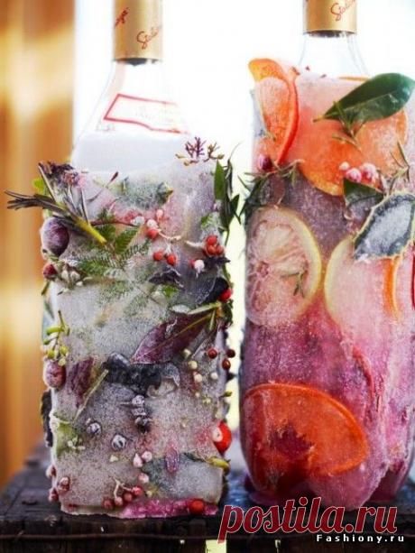 Долше сохранить напиток холодным (и, при этом, красиво оформить его) поможет пустая упаковка из-под сока: помесите в нее бутылку и залейте водой (для декора можно побросать цветы или кусочки фруктов), отправляйте в морозилку. Как только вода замерзнет, снимите упаковку и наслаждайтесь результатом!