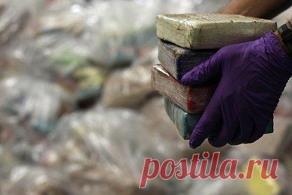 Великобритания изъяла партию кокаина весом несколько тонн. Национальное агентство по борьбе с преступностью (NCA) Великобритании объявило об изъятии партии кокаина весом 5,7 тонны. Об этом говорится на сайте агентства. Уточняется, что изъятие провели в порту Саутгемптона 8 февраля. Пачки с наркотическим веществом обнаружили в грузе бананов из Южной Америки.