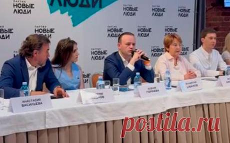 Даванков напомнил Делимханову о «светской России» после спора о хиджабах. В конце мая Даванков внес в Госдуму законопроект о запрете на ношение в школах религиозной одежды, частично или полностью закрывающей лицо. Делимханов проект раскритиковал, отметив, что такой запрет будет противоречить Конституции