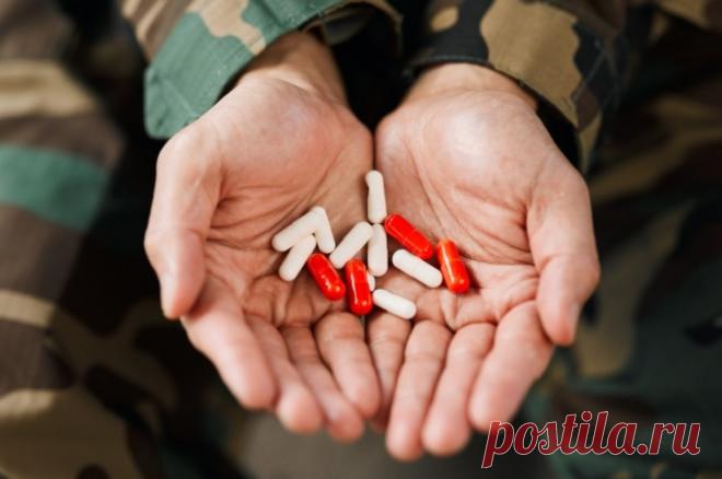 Атака глюков. Украинским солдатам перед боем дают психоделики из США. Раненым украинцам в тылу и бойцам на передовой уже дают психоделики, сообщает издание The Intercept. Первым, чтобы пережить «травму войны», вторым — для поднятия боевого духа.