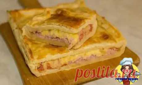 Пирог-перевёртыш из слоёного теста с картофелем и сыром.