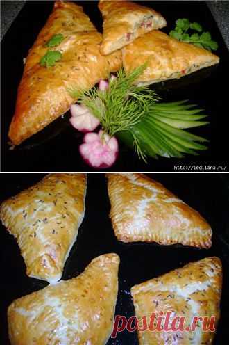 Треугольники с плавленым сыром, грибами и зеленым луком