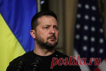 В США предложили заставить Зеленского сесть за стол переговоров. В США предложили заставить президента Украины Владимира Зеленского сесть за стол переговоров. По мнению автора издания The Nation, Зеленский не может пойти на переговоры из-за «националистических демонстраций или возможного переворота». Он добавил, что у Украины нет шансов победить в конфликте с Россией.