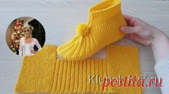 Тапочки на двух спицах
1 вариант- Набираются петли и вяжется платочной вязкой,затем закрыть несколько петель и чередовать  2 ряда чулочной и платочной вязкой ,это будет середина ,а потом прбавить колисество закрытых петель и дальше вязать платочной вязкой
 
2 вариант-набирайте высоту ,какую надо вязание до охвата ноги,затем закрываете половину петель,вяжете 2 л,2из,до конца стопы,закрываете,пришиваете,к другому концу вязания,складываете пополам низ сшиваете,вверх стягиваете