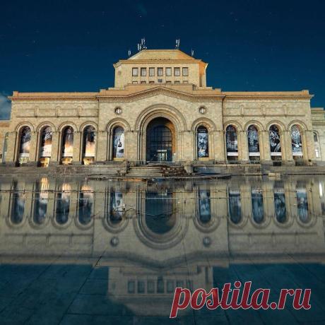 Անդրադարձ. Հայաստանի Հանրապետութիւն 100-ամեակ.

1918 Մայիս 28ին, Ռուսահայաստանի կամ Արեւելեան Հայաստանի մէջ հիմնուեցաւ Հայաստանի Հանրապետութիւնը, Երեւանը ունենալով իբրեւ մայրաքաղաք։ 1920ին Սեւրի մէջ կնքուած դաշնագրով, իրաւասութիւն տրուեցաւ Միացեալ Նահանգներու նախագահ՝ Ուիլսընի, գծելու Հայաստանի սահմանները։ Հետեւաբար, բացի Արեւելեան Հայաստանէն (որ ունէր 71,330 քառ. քլմ. Տարածութիւն) Հայաստանի սահմաններուն մէջ կը մտնէին նաեւ Արեւմտահայաստանէն որոշ մասեր 90,000 քառ. քլմ. տարածութեամբ։