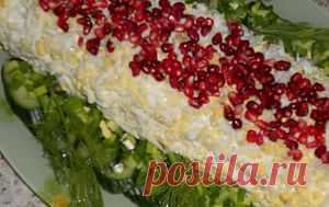 Очень вкусный салат, очень красивая подача рулетом. Хозяйки оценят его еще и потому, что его нужно сделать заранее, а затем…. фейерично подать к столу ! Салат-рулет "Фейерверк" | Don Аппетит