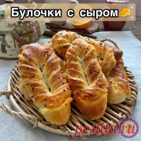 Недавно пекла лепешки с луком и сыром, а сегодня из этого же нежнейшего теста у меня булки с сыром, только другой формы.
Мягкие, нежные, пышные, воздушные, вкусные!
Тесто:
Мука 300-350 г
Молоко 250 мл
Дрожжи прессованные 15 г ( сухие 5 г)
Сахар 1 ст. л. с горкой
Соль 1/2 ч.л.
Масло растительное 1 ст. л.
Начинка:
сыр 120-150 г
масло сливочное 50 г
Приготовление:
В тёплом молоке растворить дрожжи,сахар,соль, размешать.
Добавить просеянную муку, масло растительное, замесить мягкое, эластично