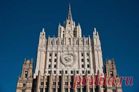 МИД России заявил о поставленной под удар стабильности финансовой системы мира. Санкции Европейского союза против России ставят под удар стабильность финансово-экономической системы мира. В МИД РФ уверены, что своими действиями ЕС также наносит ущерб благополучию и безопасности собственных граждан. Министерство также указало на бесперспективность рестрикций введенных против российской стороны.