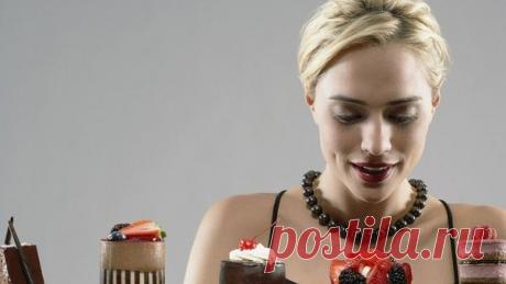 Сильно проголодавшись, мы готовы, кажется, съесть что угодно. Психологи Вюрцбургского университета (Германия) доказали, что это не совсем так. Сытые и голодные участники эксперимента оценивали по фотографиям аппетитные, красиво оформленные блюда и отталкивающего вида еду, размазанную по тарелке (например, пюре). В этот момент с помощью приборов психологи измеряли, насколько активно сокращались мышцы лица, передающие эмоцию отвращения. Оказалось, что голодные мужчины и женщины бессознательно…