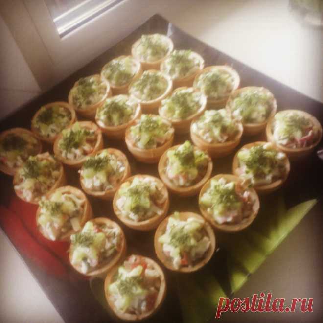 можно сделать как "мазанку" либо мини салатик в таких корзиночках быстро и удобно!не нужно мыть посуду!я делала из плавленного сыра с крабовыми палочками плюс чесночок и огуречик очень вкусная закусочка!заправляла майонезом!