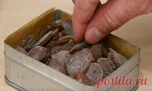 Больше не покупаю леденцы от кашля в аптеке! И почему я не знала этого рецепта раньше?
Многие люди при первых симптомах простуды бегут в аптеку за спасательными леденцами от кашля, которые снимают болезненные ощущения и помогают избавиться от симптомов простуды. Наша редакция предлагает не тратить большие деньги и приготовить такие конфеты в домашних условиях.