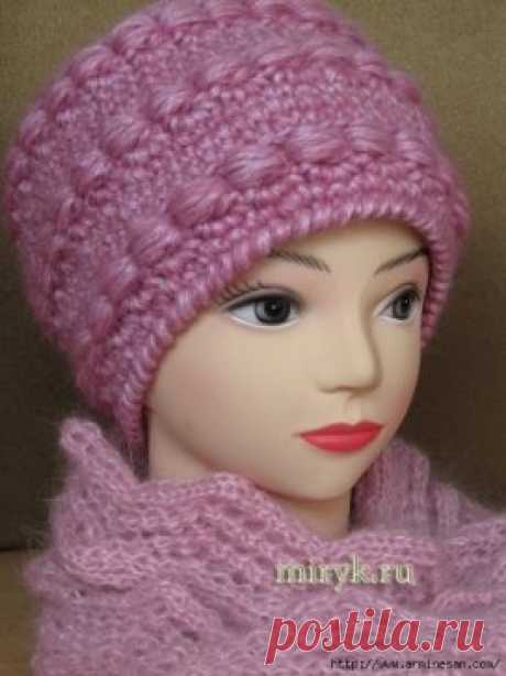 Потрясающая шапочка-кубанка
Эти великолепные шапочки связала мастерица Людмила и все её прекрасные модели шапочек выставлены на Осинке.
Хотела поставить ссылочку, на ее модели, но она оказалась битой.
Шапочки вяжутся так: -связать 3 в.п.
В первую связать 8 ст. без накида.
В зависимости от толщины крючка и пряжи их может быть 6 или 7. -если донышко плоское, вяжете по кругу с прибавками: в первом ряду- два столбика в каждую петлю предыдущего ряда, во втором ряду — в каждую вторую, в третьем — в к