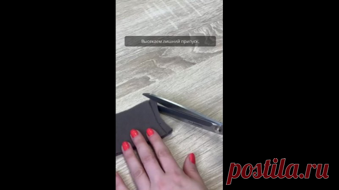 Обтачка горловины из начеса. Как выкроить и обработать ✄.
⠀⠀⠀⠀
На вопросы «как вы делаете горловину из начеса», «какая ширина обтачки», «какая длина» снялся мини МК :)  .
⠀⠀⠀⠀
Мы очень любим, когда на толстовках, платьях из футера с начесом горловина выполнена из основного материала.
Кашкорсе тоже используем, но иногда хочется более лаконично и меньше спорта.
⠀⠀⠀⠀
При этом обтачку делаем не слишком тонкую – так она гармоничнее с изделием из объемного футера.
⠀⠀⠀⠀
Итак, для...