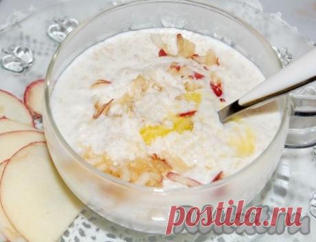 Овсяная каша с яблоками - рецепт с фото Многие на завтрак предпочитают есть различные каши. Чаще всего варят молочные каши. Один из вариантов молочной овсяной каши я хочу предложить вам сегодня. Необычность этому блюду придают добавленные свежие яблоки, что делает кашку просто волшебной. Овсяная каша с яблоками отличается особой ...