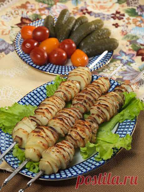 Картошка с салом на мангале - Будет вкусно - Медиаплатформа МирТесен Знаете, как они там, в Азербайджане, готовят картошку-кебаб? Берут хороший молодой картофель, очень хорошо подходящий для гриля. Режут его ломтиками, нанизывают на шампур и жарят над углями. Что получается в итоге? Снаружи кольца картошки получаются слегка пригорелыми, напоминают картошку, печённую - 17 августа - 43354205606 - Медиаплатформа МирТесен