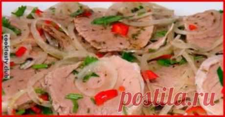 Нежнейшая мясная закуска к праздничному столу Мясо маринуется в  ароматном маринаде.  Сочная мясная закуска по вкусу напоминает мягкий сочный холодный шашлык. Такая закуска первой улетает с праздничного стола. Ингредиенты: Мясо отварное — 500 граммов. Можно использовать свинину, говядину Зелень — один пучок. Можно использовать петрушку, укроп кинзу или смесь этих трав Лук репчатый — три луковицы Перец чили. Можно обойтись без …