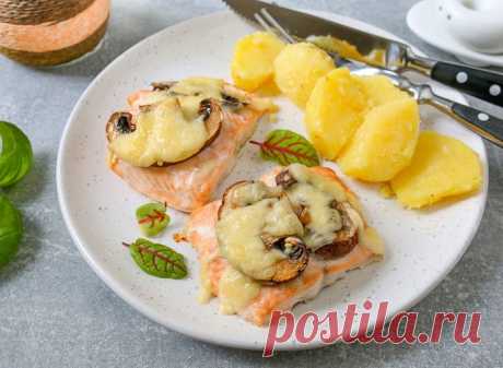 Горбуша, запеченная с грибами и сыром