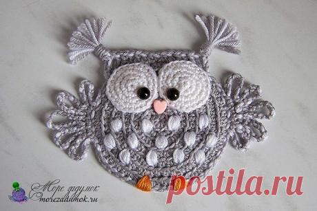 Вязанная аппликация Сова от Анны Чеботарёвой

Материалы, необходимые для вязания аппликации Совы:
пряжа Alize Baby Wool (40% шерсть, 20% бамбук, 40% акрил) цвета св.серый и белый;
• крючок № 2,5;
• полу бусинки черные для глазок — 2 шт;
• бусинка — сердечко — для клювика — 1 шт.;
• игла гобеленовая;
• ниточки мулине оранжевого цвета для вышивки лапок;
• маркер для вязания;
• ножницы;
• вдохновение и хорошее настроение.
Порядок работы.
I. Туловище (1 деталь).
1 ряд: в сколь...