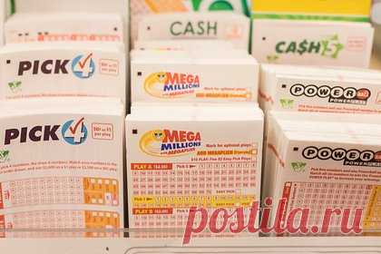 Женщина выиграла 90 миллионов рублей в лотерею благодаря болезни. Пожилая жительница США пошла в аптеку и выиграла один миллион долларов (около 90 миллионов рублей). Удача улыбнулась Мари Эдвардс из штата Вирджиния. Американка плохо себя чувствовала и отправилась в аптеку. Там она решила купить билет на розыгрыш лотереи $1 Million Spectacular.