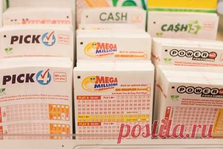 Женщина выиграла 90 миллионов рублей в лотерею благодаря болезни. Пожилая жительница США пошла в аптеку и выиграла один миллион долларов (около 90 миллионов рублей). Удача улыбнулась Мари Эдвардс из штата Вирджиния. Американка плохо себя чувствовала и отправилась в аптеку. Там она решила купить билет на розыгрыш лотереи $1 Million Spectacular.